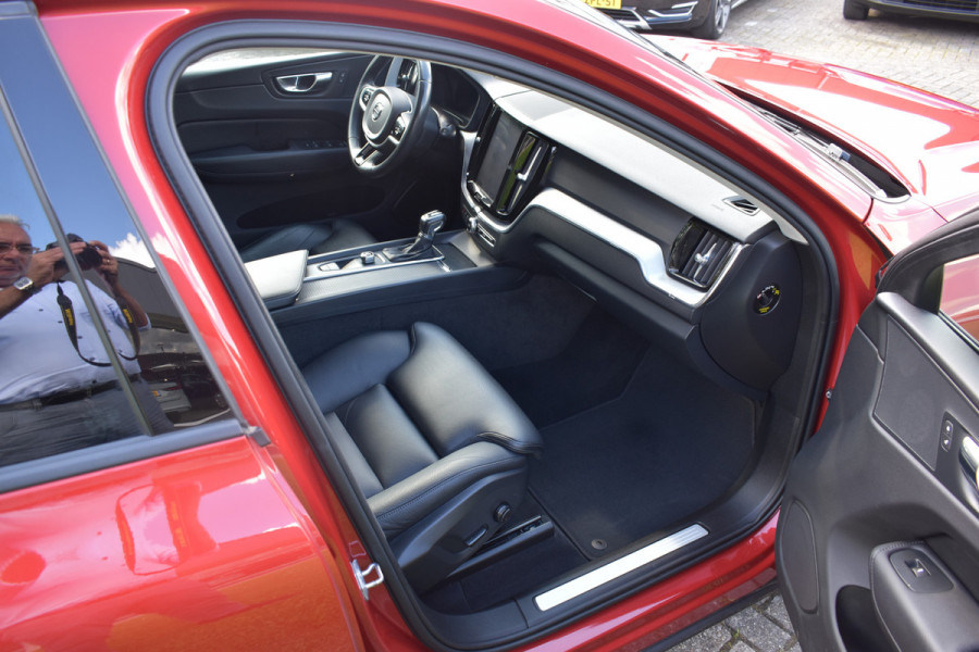 Volvo XC60 2.0 T5 Momentum ACC | DAB | 19 Inch LM | Volvo On Call | Trekhaak | Stoelverwarming | Getint glas