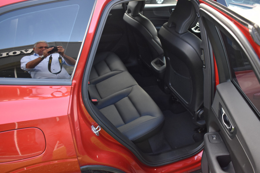 Volvo XC60 2.0 T5 Momentum ACC | DAB | 19 Inch LM | Volvo On Call | Trekhaak | Stoelverwarming | Getint glas