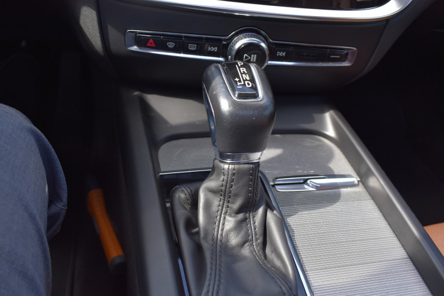 Volvo V60 2.0 T5 Inscription Leer | Pano Dak | ACC | Stoelverwarming | Park A+V | Styling Kit