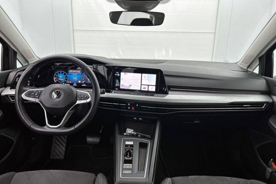 Volkswagen Golf 1.0 eTSI Comfortline Automaat (SFEERVERLICHTING, DIGITALE COCKPIT, CAMERA, CARPLAY, MASSAGE STOELEN, 1e EIGENAAR)