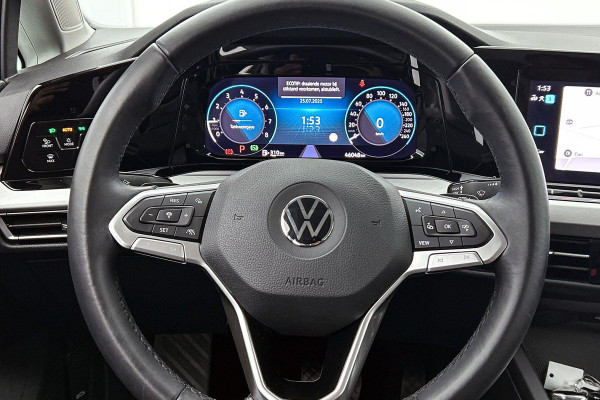 Volkswagen Golf 1.0 eTSI Comfortline Automaat (SFEERVERLICHTING, DIGITALE COCKPIT, CAMERA, CARPLAY, MASSAGE STOELEN, 1e EIGENAAR)