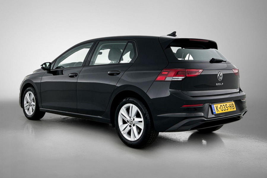 Volkswagen Golf 1.0 eTSI Comfortline Automaat (SFEERVERLICHTING, DIGITALE COCKPIT, CAMERA, CARPLAY, MASSAGE STOELEN, 1e EIGENAAR)