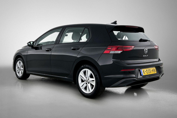 Volkswagen Golf 1.0 eTSI Comfortline Automaat (SFEERVERLICHTING, DIGITALE COCKPIT, CAMERA, CARPLAY, MASSAGE STOELEN, 1e EIGENAAR)