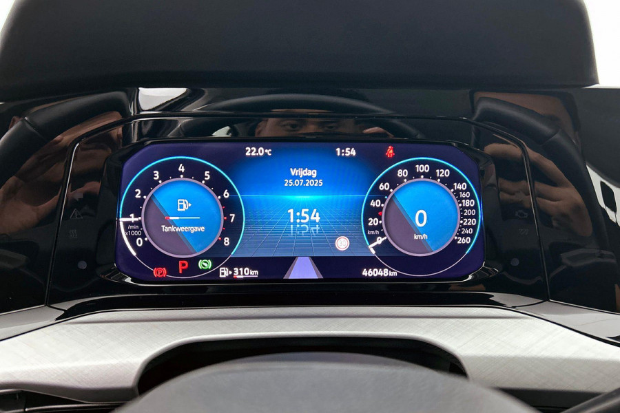 Volkswagen Golf 1.0 eTSI Comfortline Automaat (SFEERVERLICHTING, DIGITALE COCKPIT, CAMERA, CARPLAY, MASSAGE STOELEN, 1e EIGENAAR)