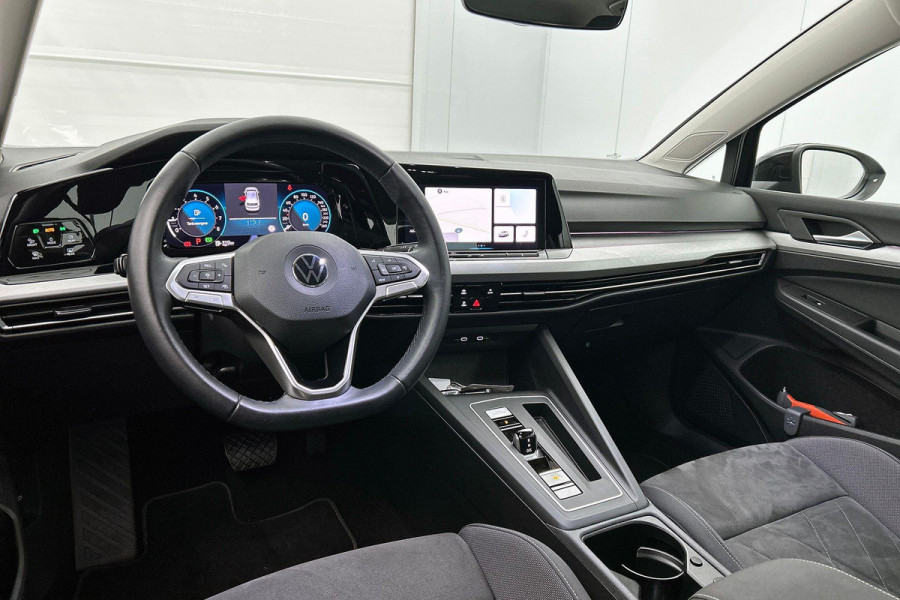 Volkswagen Golf 1.0 eTSI Comfortline Automaat (SFEERVERLICHTING, DIGITALE COCKPIT, CAMERA, CARPLAY, MASSAGE STOELEN, 1e EIGENAAR)