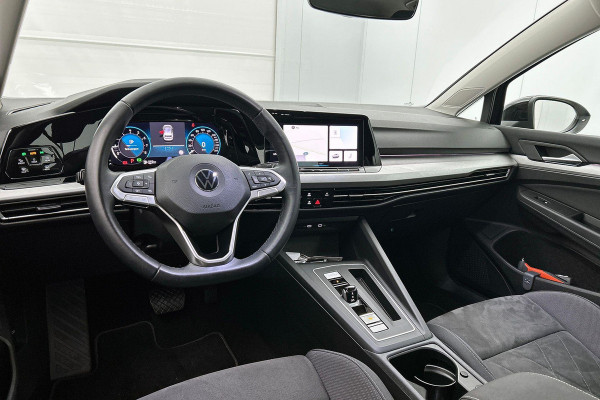 Volkswagen Golf 1.0 eTSI Comfortline Automaat (SFEERVERLICHTING, DIGITALE COCKPIT, CAMERA, CARPLAY, MASSAGE STOELEN, 1e EIGENAAR)
