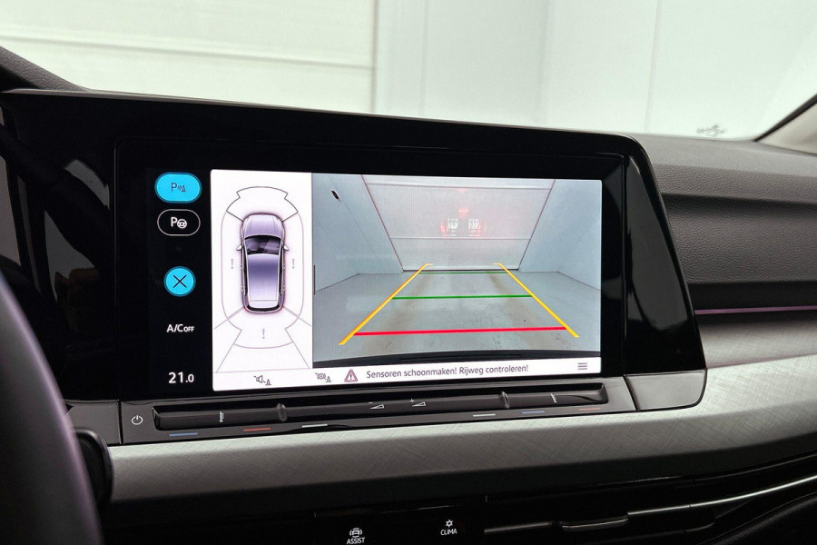 Volkswagen Golf 1.0 eTSI Comfortline Automaat (SFEERVERLICHTING, DIGITALE COCKPIT, CAMERA, CARPLAY, MASSAGE STOELEN, 1e EIGENAAR)