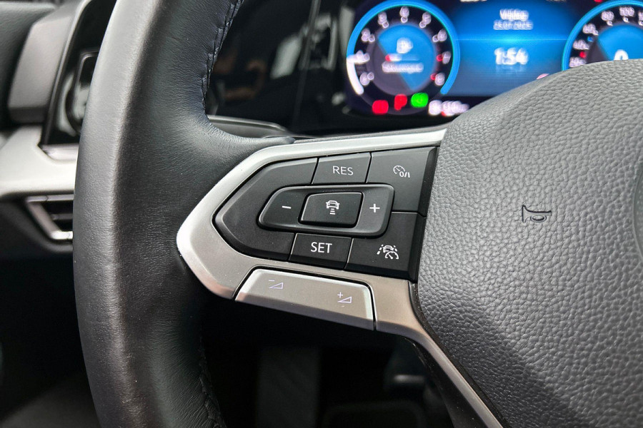 Volkswagen Golf 1.0 eTSI Comfortline Automaat (SFEERVERLICHTING, DIGITALE COCKPIT, CAMERA, CARPLAY, MASSAGE STOELEN, 1e EIGENAAR)