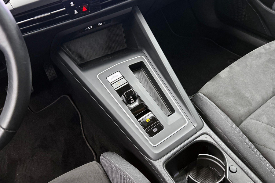 Volkswagen Golf 1.0 eTSI Comfortline Automaat (SFEERVERLICHTING, DIGITALE COCKPIT, CAMERA, CARPLAY, MASSAGE STOELEN, 1e EIGENAAR)