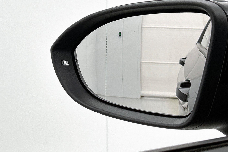 Volkswagen Golf 1.0 eTSI Comfortline Automaat (SFEERVERLICHTING, DIGITALE COCKPIT, CAMERA, CARPLAY, MASSAGE STOELEN, 1e EIGENAAR)