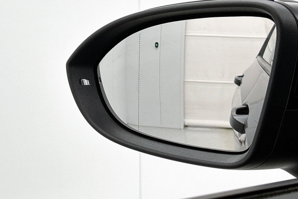 Volkswagen Golf 1.0 eTSI Comfortline Automaat (SFEERVERLICHTING, DIGITALE COCKPIT, CAMERA, CARPLAY, MASSAGE STOELEN, 1e EIGENAAR)