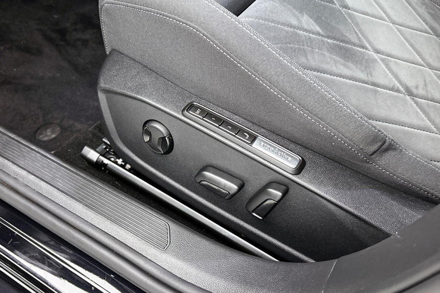 Volkswagen Golf 1.0 eTSI Comfortline Automaat (SFEERVERLICHTING, DIGITALE COCKPIT, CAMERA, CARPLAY, MASSAGE STOELEN, 1e EIGENAAR)