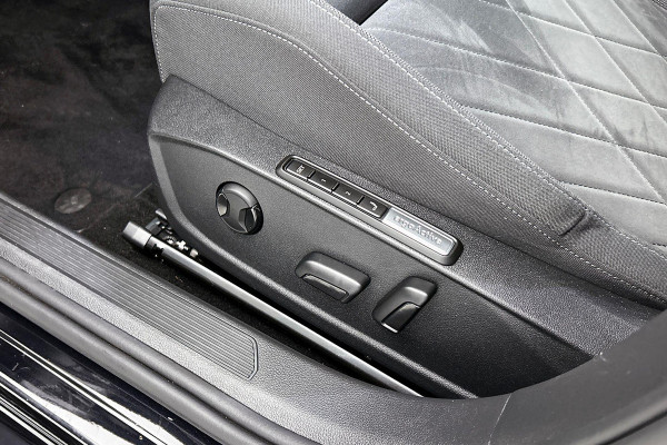 Volkswagen Golf 1.0 eTSI Comfortline Automaat (SFEERVERLICHTING, DIGITALE COCKPIT, CAMERA, CARPLAY, MASSAGE STOELEN, 1e EIGENAAR)
