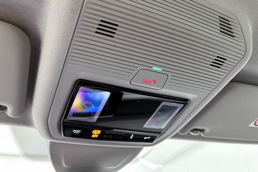 Volkswagen Golf 1.0 eTSI Comfortline Automaat (SFEERVERLICHTING, DIGITALE COCKPIT, CAMERA, CARPLAY, MASSAGE STOELEN, 1e EIGENAAR)
