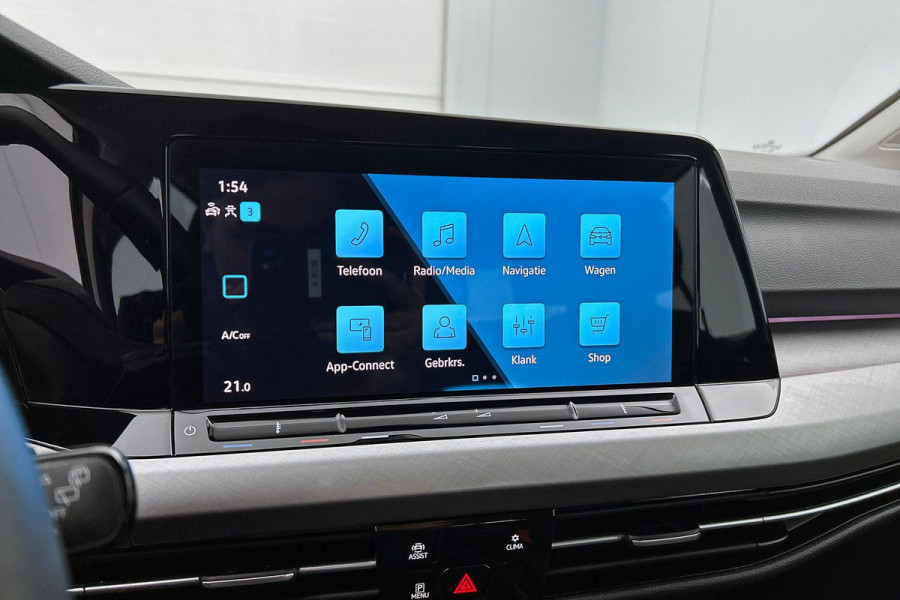 Volkswagen Golf 1.0 eTSI Comfortline Automaat (SFEERVERLICHTING, DIGITALE COCKPIT, CAMERA, CARPLAY, MASSAGE STOELEN, 1e EIGENAAR)