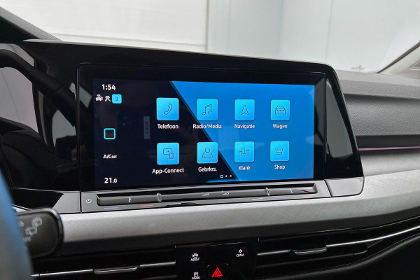 Volkswagen Golf 1.0 eTSI Comfortline Automaat (SFEERVERLICHTING, DIGITALE COCKPIT, CAMERA, CARPLAY, MASSAGE STOELEN, 1e EIGENAAR)