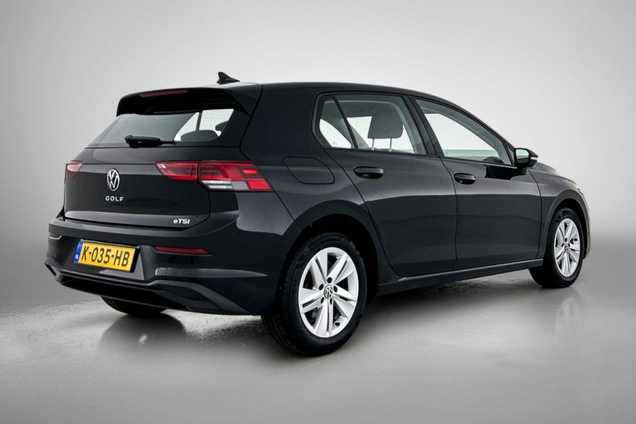 Volkswagen Golf 1.0 eTSI Comfortline Automaat (SFEERVERLICHTING, DIGITALE COCKPIT, CAMERA, CARPLAY, MASSAGE STOELEN, 1e EIGENAAR)