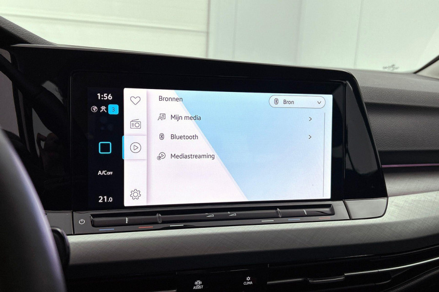 Volkswagen Golf 1.0 eTSI Comfortline Automaat (SFEERVERLICHTING, DIGITALE COCKPIT, CAMERA, CARPLAY, MASSAGE STOELEN, 1e EIGENAAR)