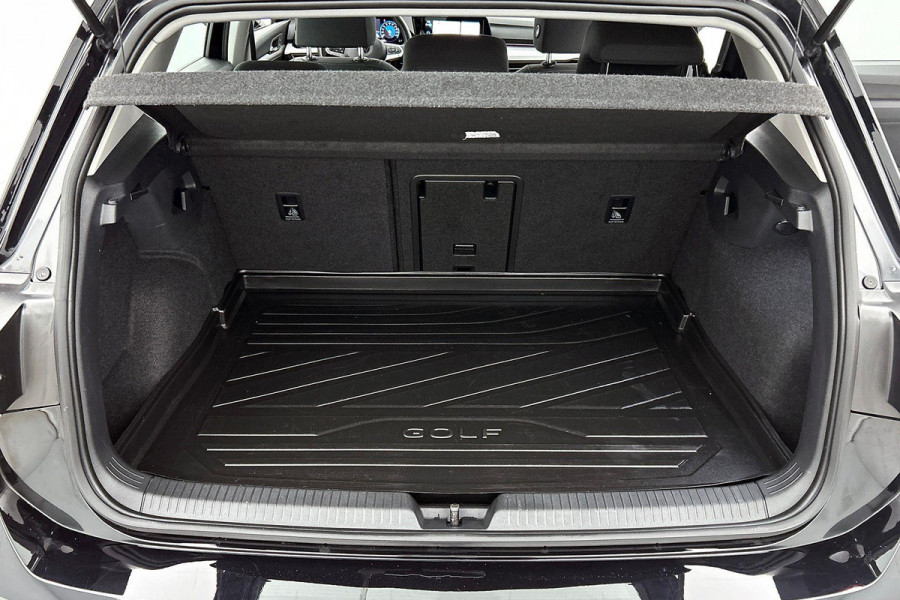 Volkswagen Golf 1.0 eTSI Comfortline Automaat (SFEERVERLICHTING, DIGITALE COCKPIT, CAMERA, CARPLAY, MASSAGE STOELEN, 1e EIGENAAR)
