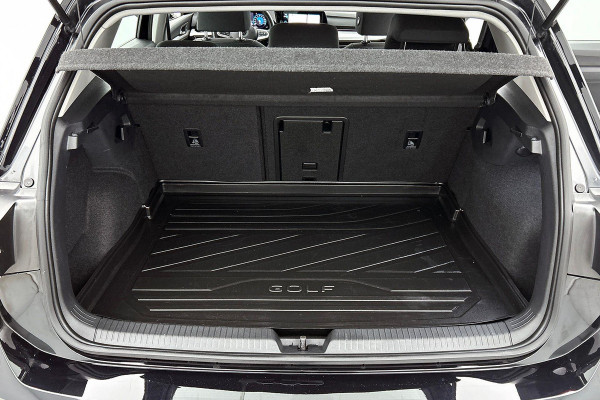Volkswagen Golf 1.0 eTSI Comfortline Automaat (SFEERVERLICHTING, DIGITALE COCKPIT, CAMERA, CARPLAY, MASSAGE STOELEN, 1e EIGENAAR)