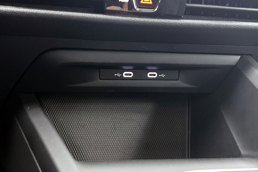 Volkswagen Golf 1.0 eTSI Comfortline Automaat (SFEERVERLICHTING, DIGITALE COCKPIT, CAMERA, CARPLAY, MASSAGE STOELEN, 1e EIGENAAR)
