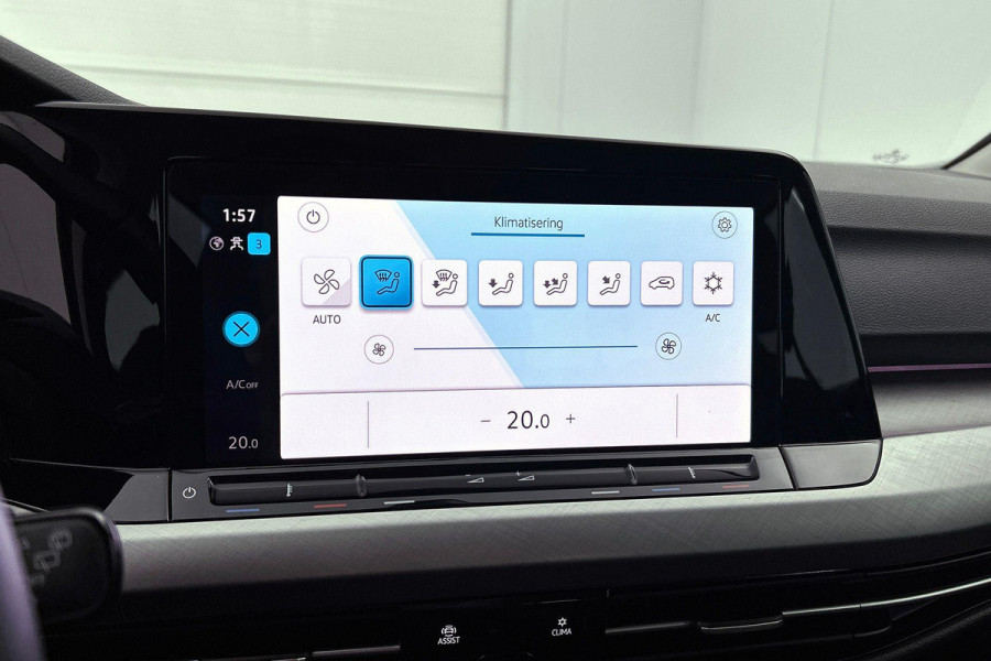 Volkswagen Golf 1.0 eTSI Comfortline Automaat (SFEERVERLICHTING, DIGITALE COCKPIT, CAMERA, CARPLAY, MASSAGE STOELEN, 1e EIGENAAR)