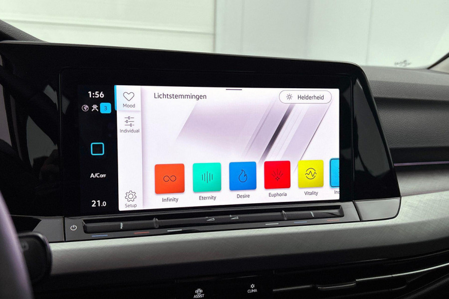 Volkswagen Golf 1.0 eTSI Comfortline Automaat (SFEERVERLICHTING, DIGITALE COCKPIT, CAMERA, CARPLAY, MASSAGE STOELEN, 1e EIGENAAR)