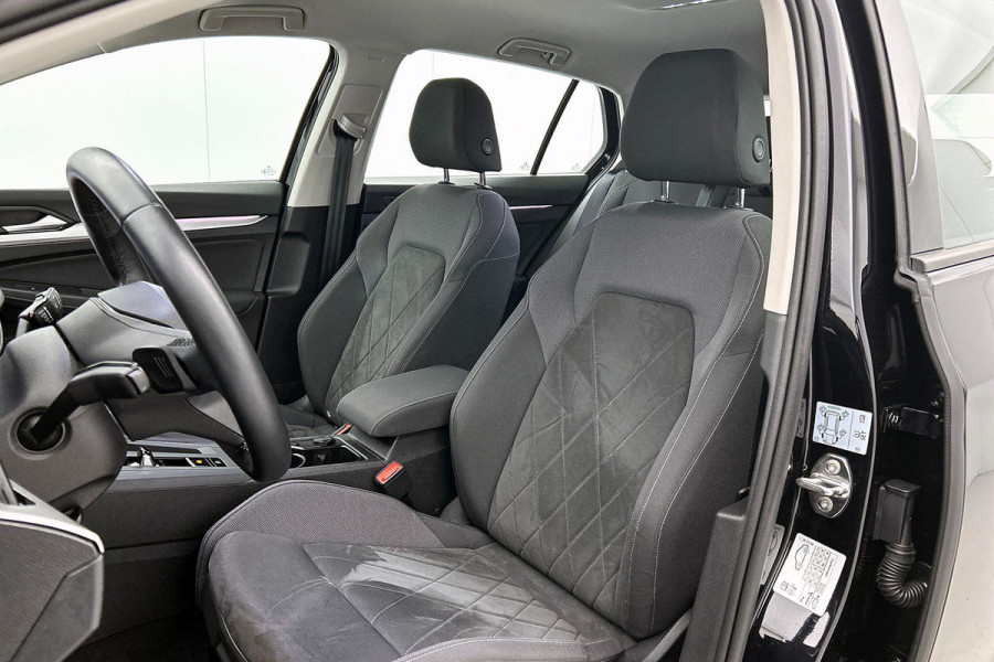 Volkswagen Golf 1.0 eTSI Comfortline Automaat (SFEERVERLICHTING, DIGITALE COCKPIT, CAMERA, CARPLAY, MASSAGE STOELEN, 1e EIGENAAR)