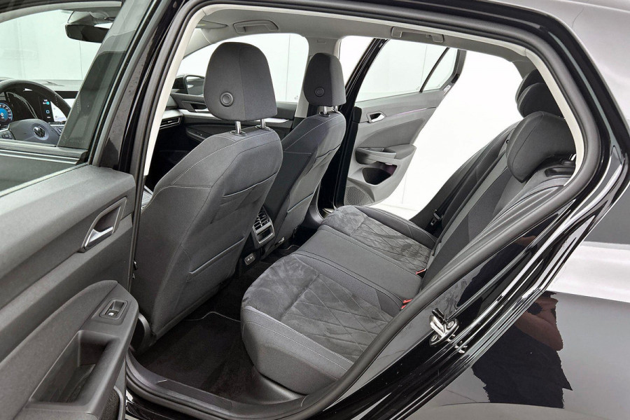 Volkswagen Golf 1.0 eTSI Comfortline Automaat (SFEERVERLICHTING, DIGITALE COCKPIT, CAMERA, CARPLAY, MASSAGE STOELEN, 1e EIGENAAR)