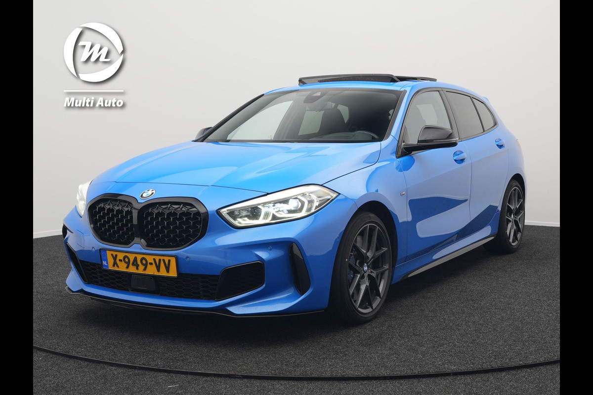 BMW 1-serie M135i xDrive High Executive Automaat 306pk Dealer O.H | M-Sport | Panodak | Head Up | Adaptive Cruise | Alcantara Competition Sportstoelen | Blis | Keyless | Apple Carplay | Virtual | Stuurverwarming | Navigatie | DAB |