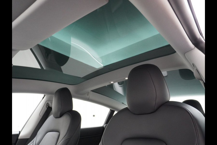 Tesla Model 3 AWD 75kWh **FSD Full Self Driving MEEGELEVERD pakket** Long Range Trekhaak Premium Audio AutoPilot Panoramadak Camera's Leer Ada Automatisch Parkeren Zelfstandig-Rijstrookwissel 4WD Stoel en achterbank verwarming Elektr.Stoelen+Memory+Easy-Entry WiFi 1e Eigenaar Origineel Nederlandse Auto Garantie op Accu/Motor tot 29-06-2028/192.000km  € 67.630- nieuw!