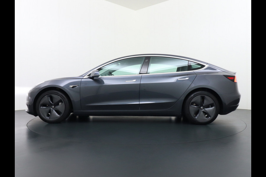 Tesla Model 3 AWD 75kWh **FSD Full Self Driving MEEGELEVERD pakket** Long Range Trekhaak Premium Audio AutoPilot Panoramadak Camera's Leer Ada Automatisch Parkeren Zelfstandig-Rijstrookwissel 4WD Stoel en achterbank verwarming Elektr.Stoelen+Memory+Easy-Entry WiFi 1e Eigenaar Origineel Nederlandse Auto Garantie op Accu/Motor tot 29-06-2028/192.000km  € 67.630- nieuw!