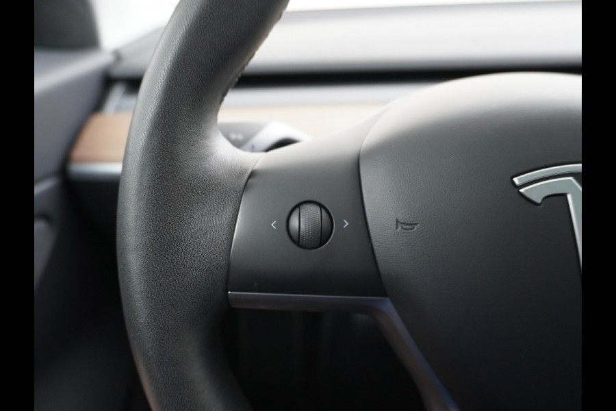 Tesla Model 3 AWD 75kWh **FSD Full Self Driving MEEGELEVERD pakket** Long Range Trekhaak Premium Audio AutoPilot Panoramadak Camera's Leer Ada Automatisch Parkeren Zelfstandig-Rijstrookwissel 4WD Stoel en achterbank verwarming Elektr.Stoelen+Memory+Easy-Entry WiFi 1e Eigenaar Origineel Nederlandse Auto Garantie op Accu/Motor tot 29-06-2028/192.000km  € 67.630- nieuw!