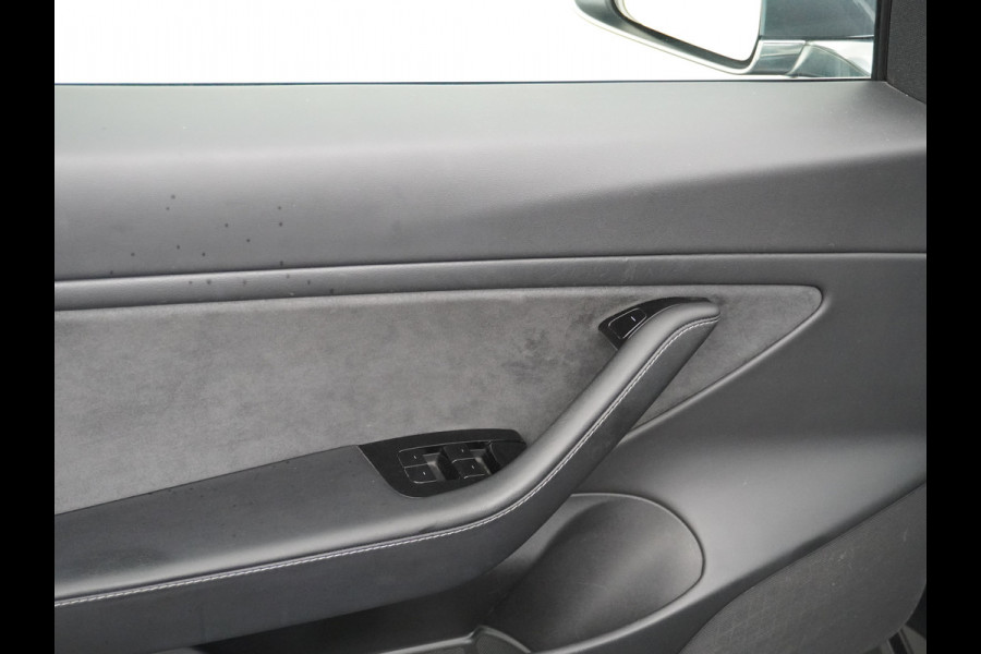 Tesla Model 3 AWD 75kWh **FSD Full Self Driving MEEGELEVERD pakket** Long Range Trekhaak Premium Audio AutoPilot Panoramadak Camera's Leer Ada Automatisch Parkeren Zelfstandig-Rijstrookwissel 4WD Stoel en achterbank verwarming Elektr.Stoelen+Memory+Easy-Entry WiFi 1e Eigenaar Origineel Nederlandse Auto Garantie op Accu/Motor tot 29-06-2028/192.000km  € 67.630- nieuw!