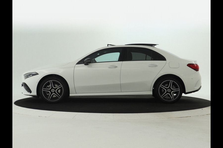 Mercedes-Benz A-Klasse 250 e AMG Line | AMG Line | Night Pakket | Panorama Schuif-Kanteldak | sfeerverlichting | Voorpassagiersstoel elektrisch verstelbaar met memoryfunctie | Inclusief 24 maanden MB Certified garantie voor Europa.