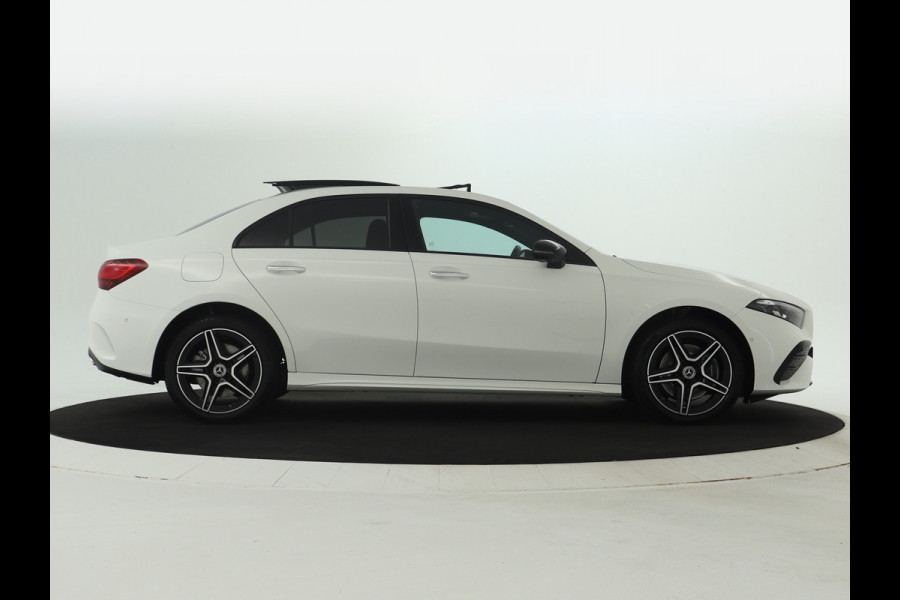 Mercedes-Benz A-Klasse 250 e AMG Line | AMG Line | Night Pakket | Panorama Schuif-Kanteldak | sfeerverlichting | Voorpassagiersstoel elektrisch verstelbaar met memoryfunctie | Inclusief 24 maanden MB Certified garantie voor Europa.
