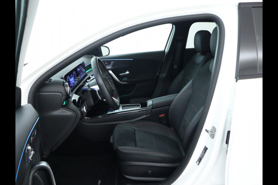 Mercedes-Benz A-Klasse 250 e AMG Line | AMG Line | Night Pakket | Panorama Schuif-Kanteldak | sfeerverlichting | Voorpassagiersstoel elektrisch verstelbaar met memoryfunctie | Inclusief 24 maanden MB Certified garantie voor Europa.