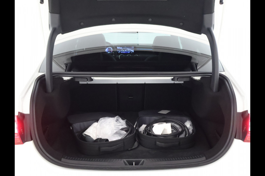 Mercedes-Benz A-Klasse 250 e AMG Line | AMG Line | Night Pakket | Panorama Schuif-Kanteldak | sfeerverlichting | Voorpassagiersstoel elektrisch verstelbaar met memoryfunctie | Inclusief 24 maanden MB Certified garantie voor Europa.