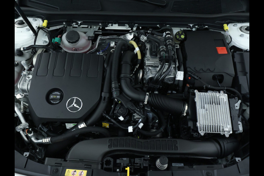 Mercedes-Benz A-Klasse 250 e AMG Line | AMG Line | Night Pakket | Panorama Schuif-Kanteldak | sfeerverlichting | Voorpassagiersstoel elektrisch verstelbaar met memoryfunctie | Inclusief 24 maanden MB Certified garantie voor Europa.