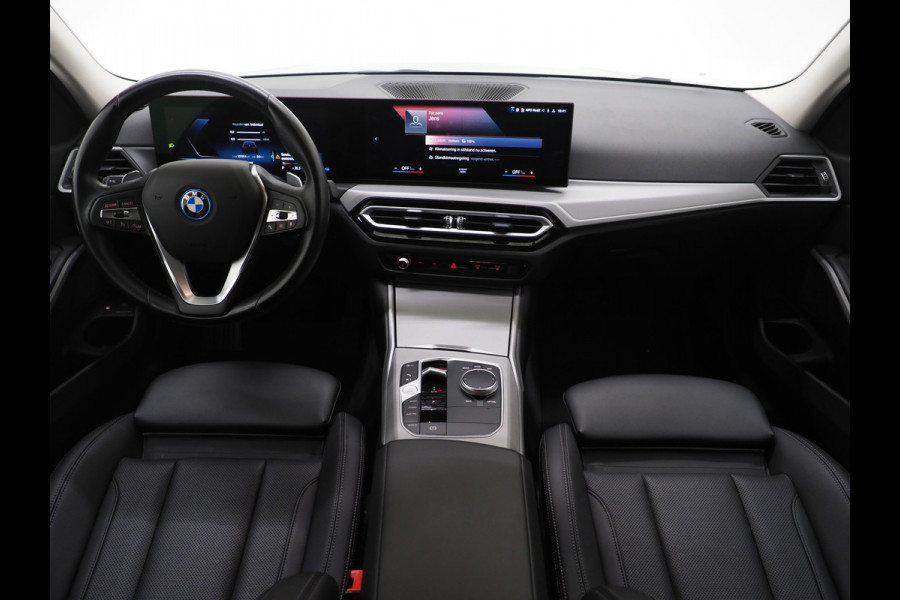 BMW 3 Serie Touring 320e LCI Shadow Line | Widescreen | Carplay | Leder | Cruise | DAB | LED | PDC