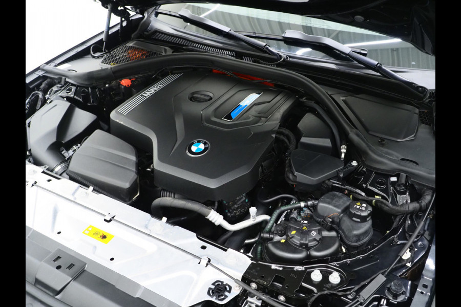 BMW 3 Serie Touring 320e LCI Shadow Line | Widescreen | Carplay | Leder | Cruise | DAB | LED | PDC