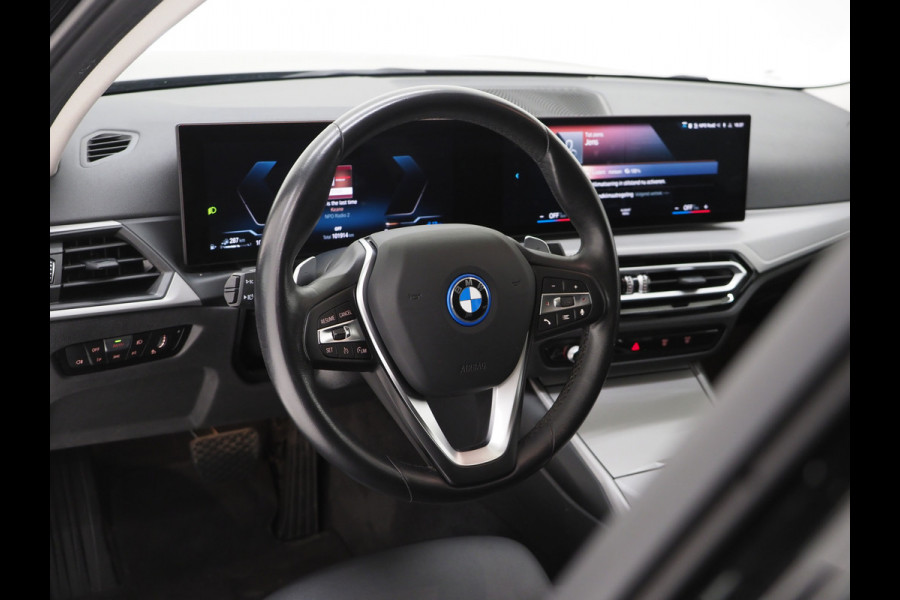 BMW 3 Serie Touring 320e LCI Shadow Line | Widescreen | Carplay | Leder | Cruise | DAB | LED | PDC