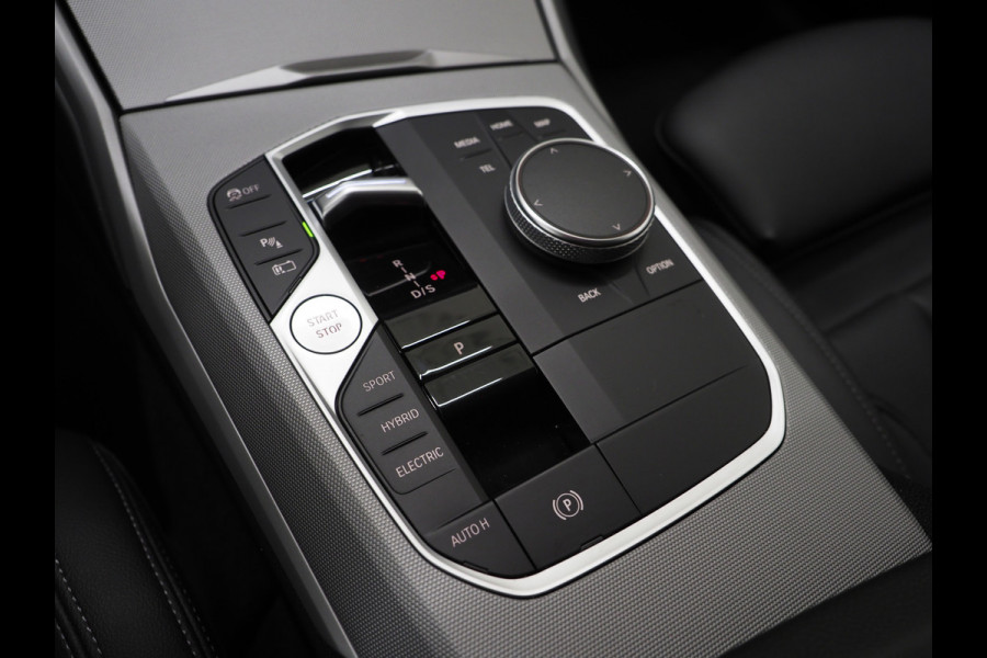 BMW 3 Serie Touring 320e LCI Shadow Line | Widescreen | Carplay | Leder | Cruise | DAB | LED | PDC