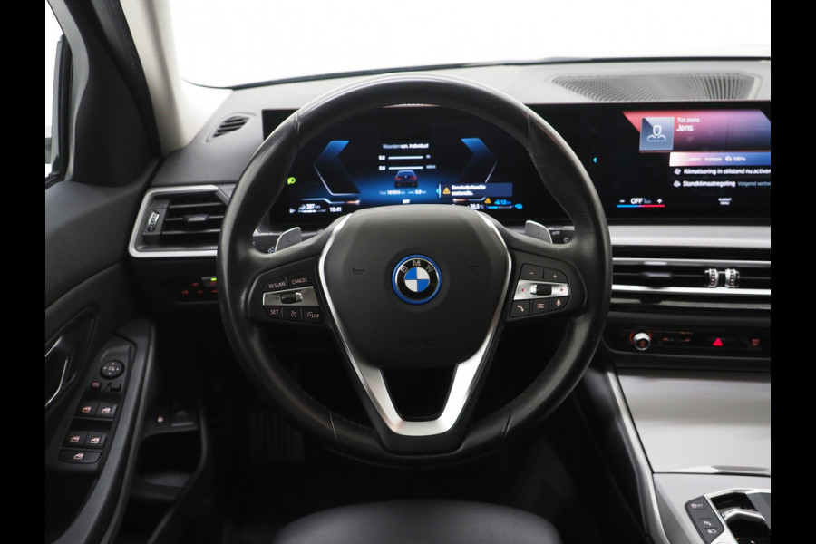 BMW 3 Serie Touring 320e LCI Shadow Line | Widescreen | Carplay | Leder | Cruise | DAB | LED | PDC