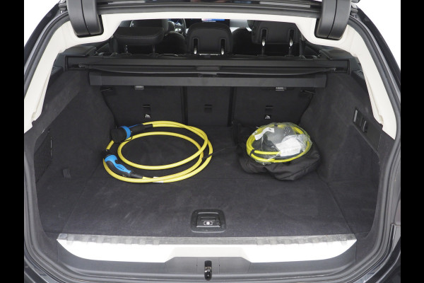 BMW 3 Serie Touring 320e LCI Shadow Line | Widescreen | Carplay | Leder | Cruise | DAB | LED | PDC