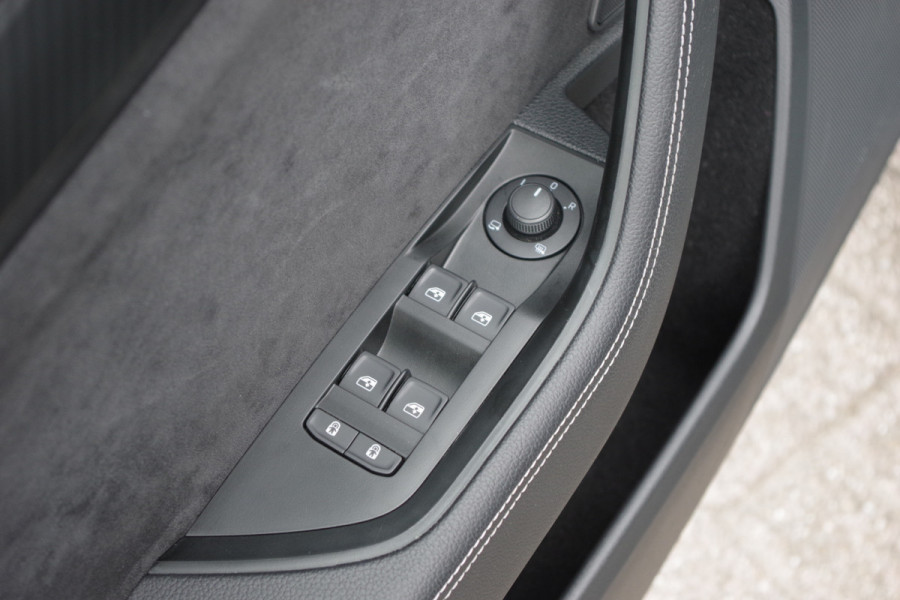 Škoda Superb Combi 1.4 TSI iV Sportline 218 PK BNS PHEV, Trekhaak, Memory, Canton Sound, Carplay, Camera