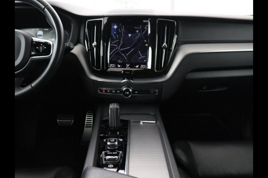 Volvo XC60 2.0 Recharge T8 AWD R-Design | Panoramadak | Head-Up | Trekhaak | 360 Camera | Leder | Stoelverwarming | Harman/Kardon | Carplay | Achterbankverwarming | Digital Cockpit | Full LED