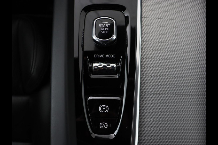 Volvo XC60 2.0 Recharge T8 AWD R-Design | Panoramadak | Head-Up | Trekhaak | 360 Camera | Leder | Stoelverwarming | Harman/Kardon | Carplay | Achterbankverwarming | Digital Cockpit | Full LED