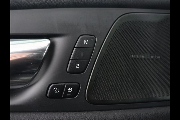 Volvo XC60 2.0 Recharge T8 AWD R-Design | Panoramadak | Head-Up | Trekhaak | 360 Camera | Leder | Stoelverwarming | Harman/Kardon | Carplay | Achterbankverwarming | Digital Cockpit | Full LED