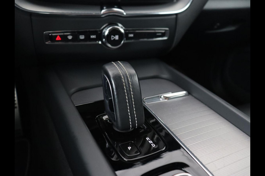 Volvo XC60 2.0 Recharge T8 AWD R-Design | Panoramadak | Head-Up | Trekhaak | 360 Camera | Leder | Stoelverwarming | Harman/Kardon | Carplay | Achterbankverwarming | Digital Cockpit | Full LED